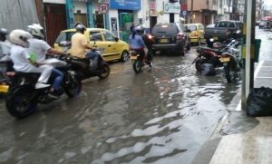 Fuertes lluvias de esta tarde, provocan inundaciones en varios sectores de la ciudad