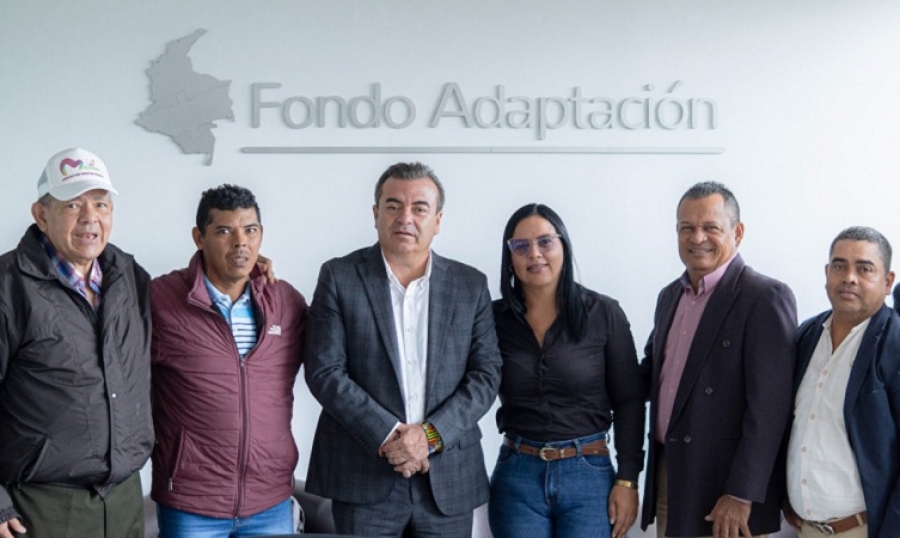 Gerente (e) del Fondo Adaptación, Olmedo López, con líderes de organizaciones campesinas y comunitarias de La Mojana