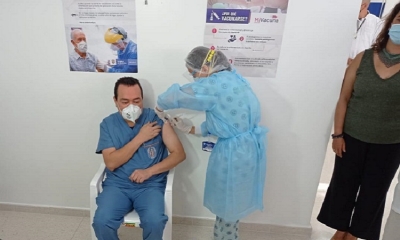 El médico Célico Guzmán, el primero en recibir la vacuna contra la Covid en el Huila